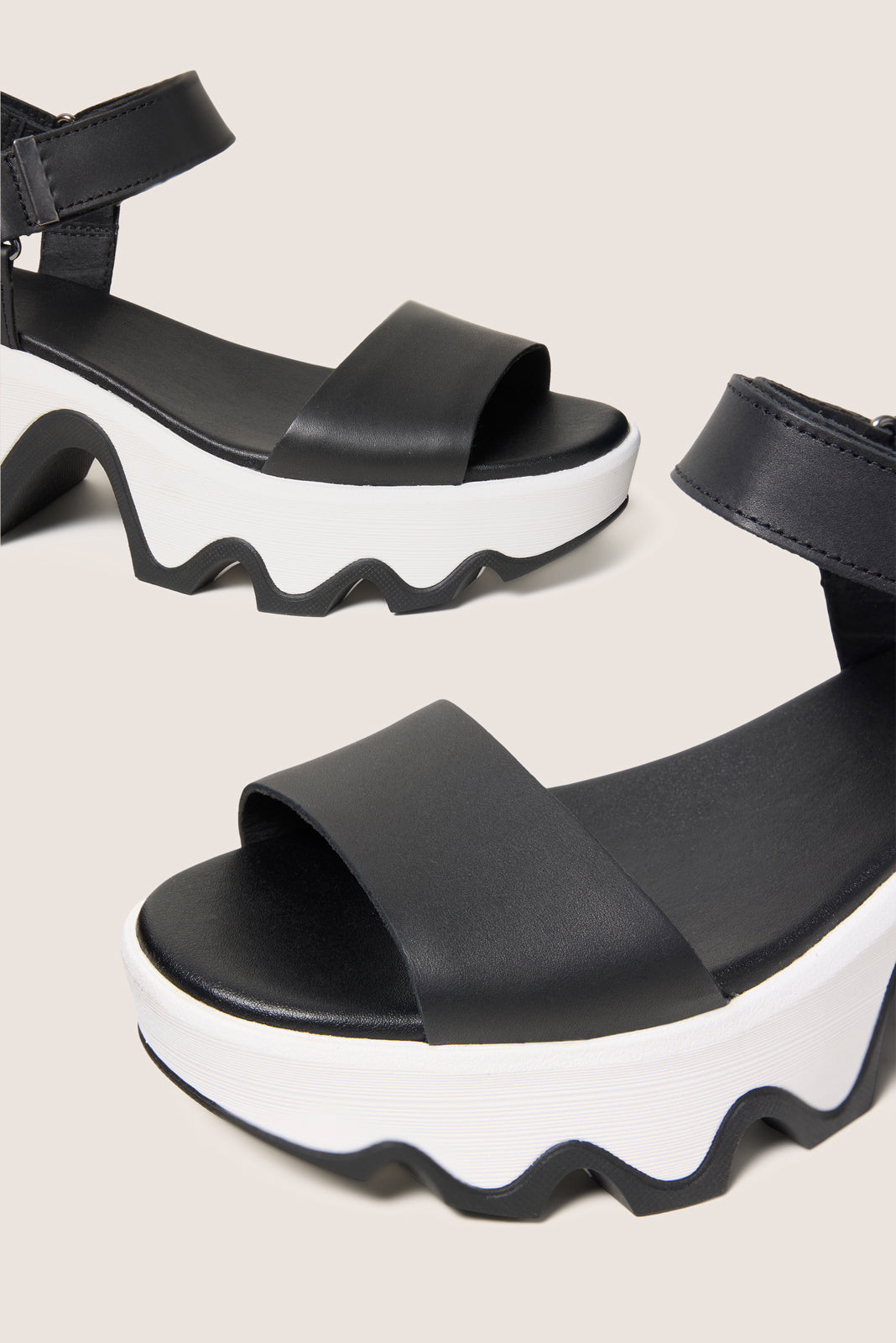 Kinetic Aura Y Strap Sandal