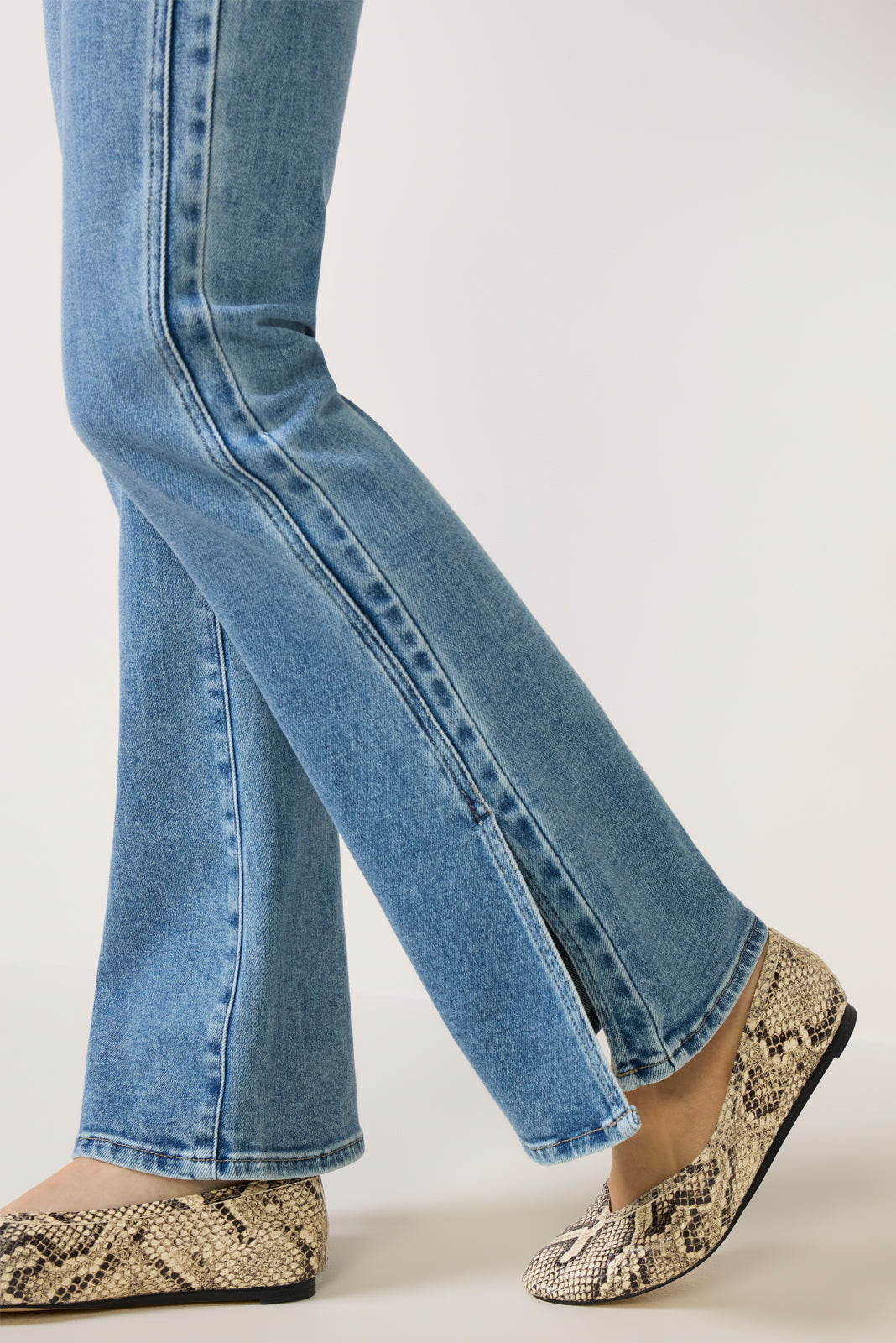 Laurel Canyon 32` W/ Forward Panel