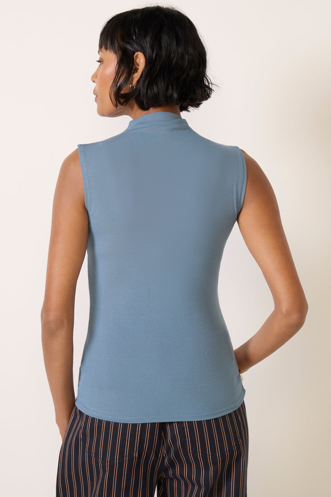 Lira Sleeveless Mockneck