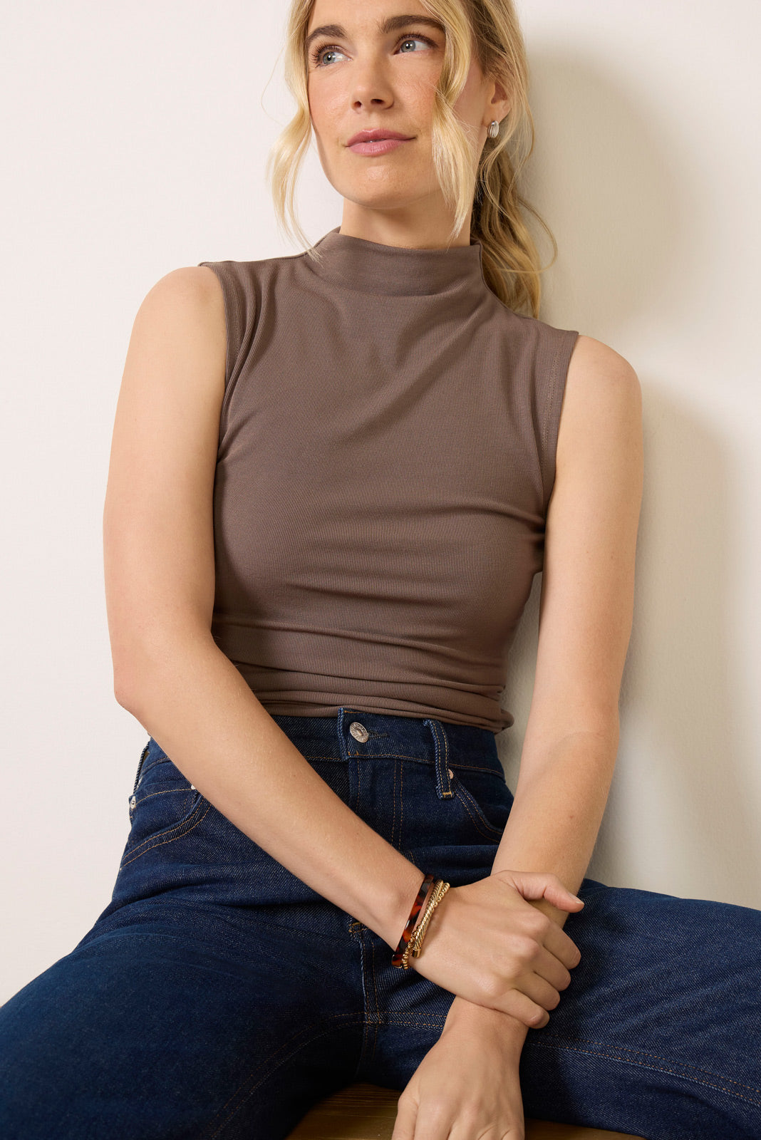 Lira Sleeveless Mockneck