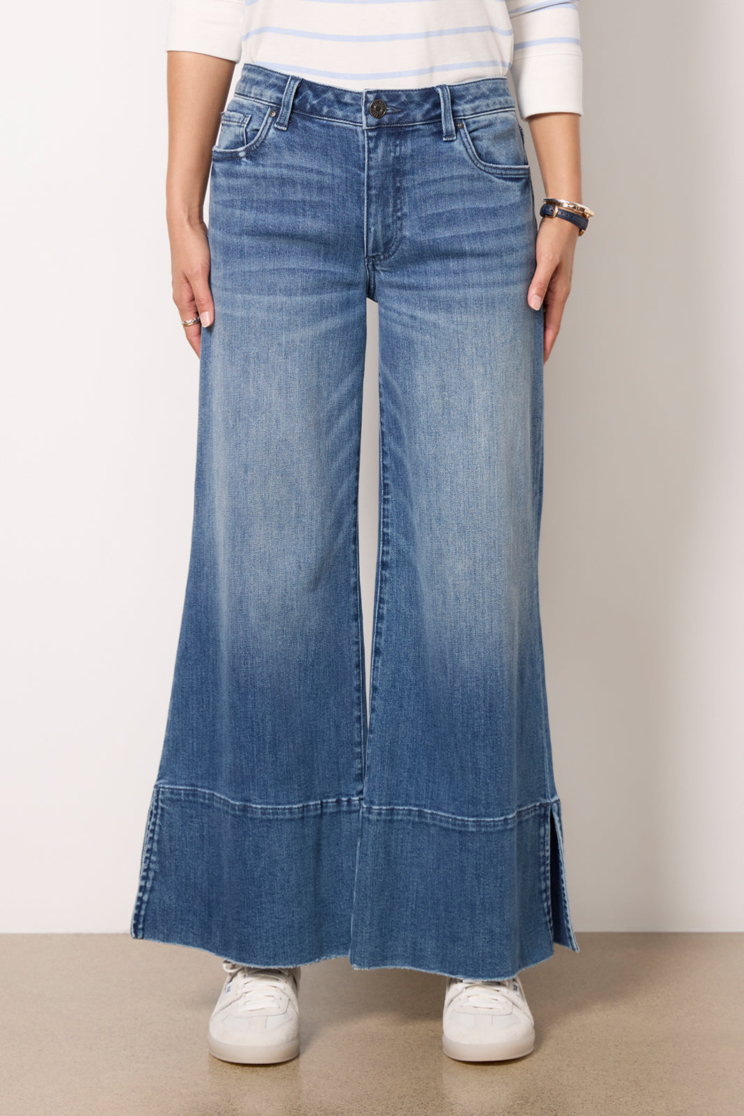 Goldie w Exaggerated Hem