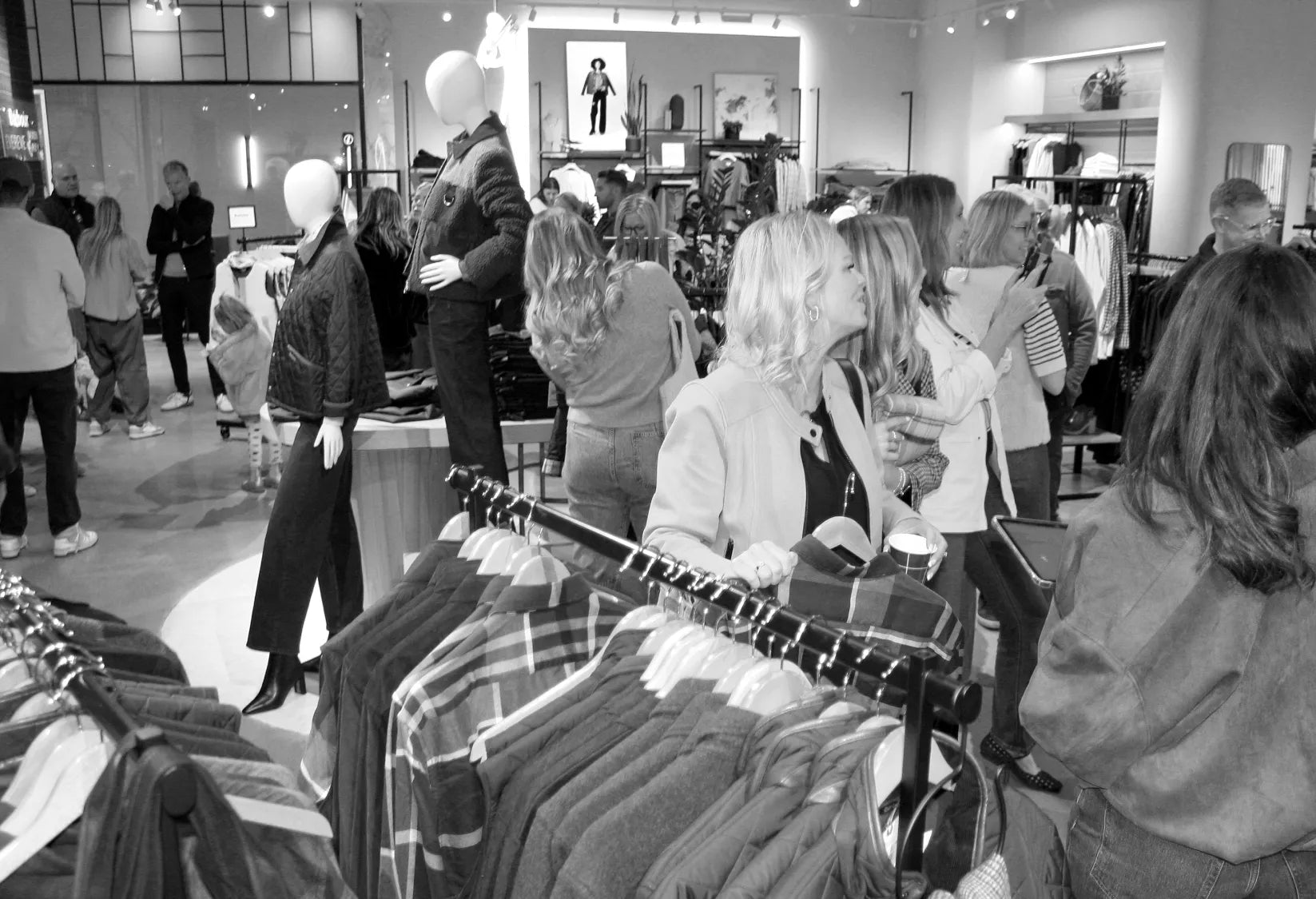 Image of women at an EVEREVE style social party.