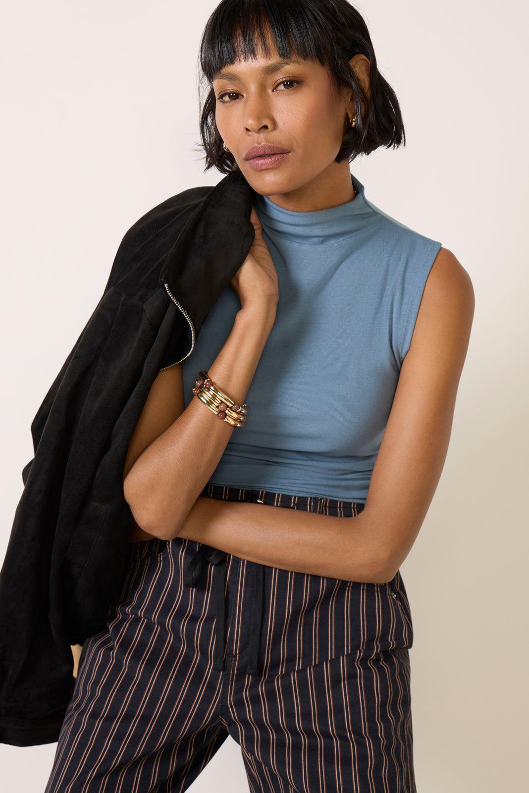 Lira Sleeveless Mockneck