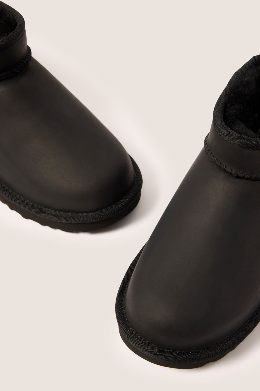 UGG CLASSIC ULTRA MINI ブラック UGG Classic Ultra Mini Boots | Black | FARFETCH
