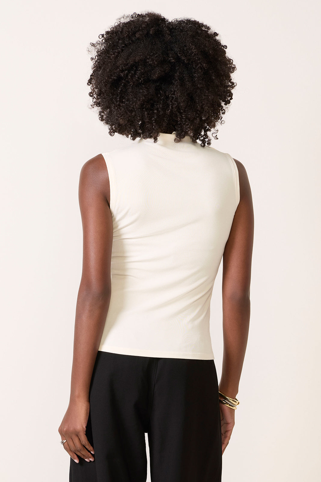 Lira Sleeveless Mockneck