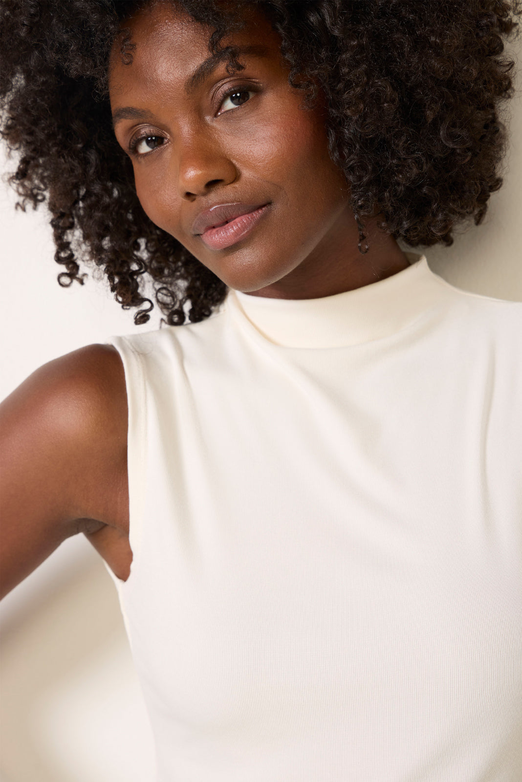 Lira Sleeveless Mockneck