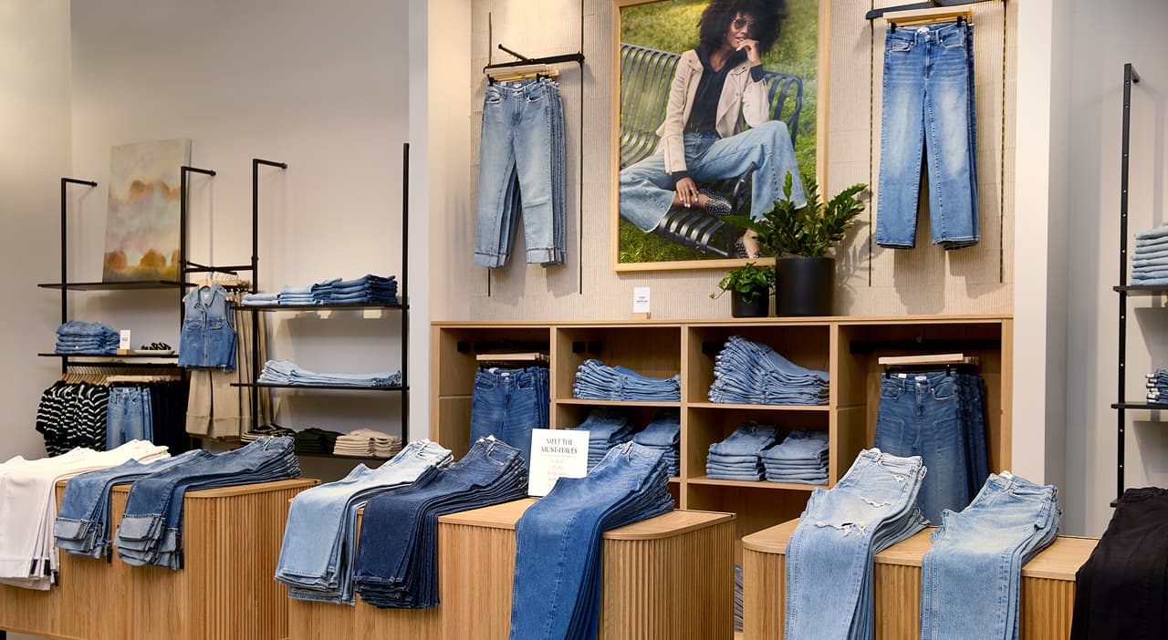 Image of the denim bar at an EVEREVE store location. 