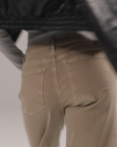 Video of several different women wearing trending fall jeans. 